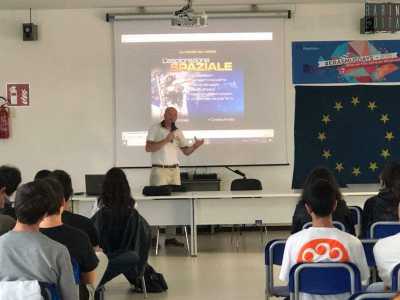 ...di effettuare una ventina di collegamenti audio e video con gli astronauti che stanno viaggiando intorno alla Terra